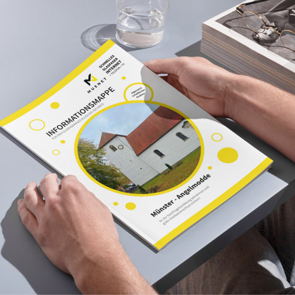 Eine Person hält einen Ordner mit dem Titel „Informationsmappe“ in der Hand. Darauf ist eine weiße Kirche mit rotem Dach abgebildet. Auf dem Tisch liegen ein Glas Wasser, ein Buch und eine Brille. Das Design weist gelbe Akzente und Kreise auf.